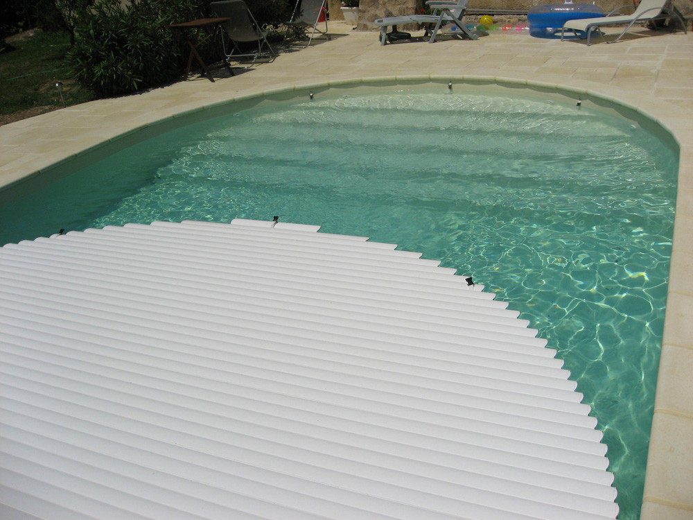 Persiana enrollable "Mouv &amp; Roll" para piscina sobre suelo en Miami