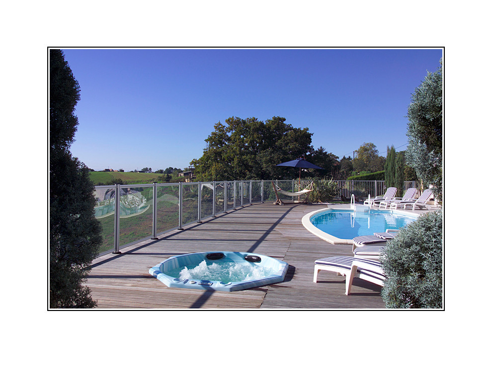 Barrera para piscina con panel transparente