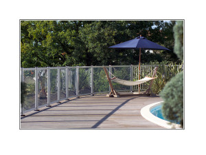 Barrera para piscina con panel transparente