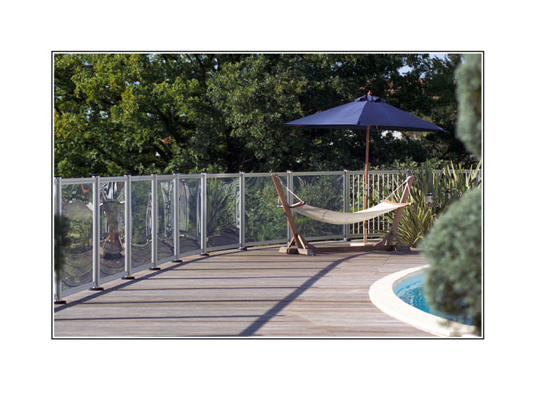 Barrera para piscina con panel transparente