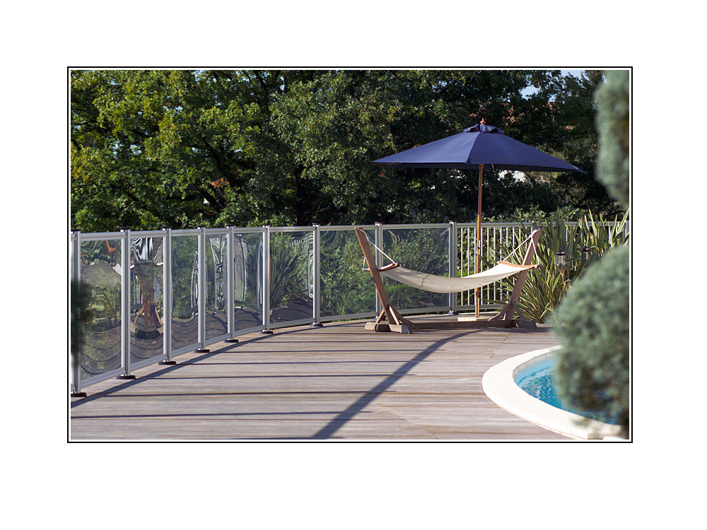 Barrera para piscina con panel transparente