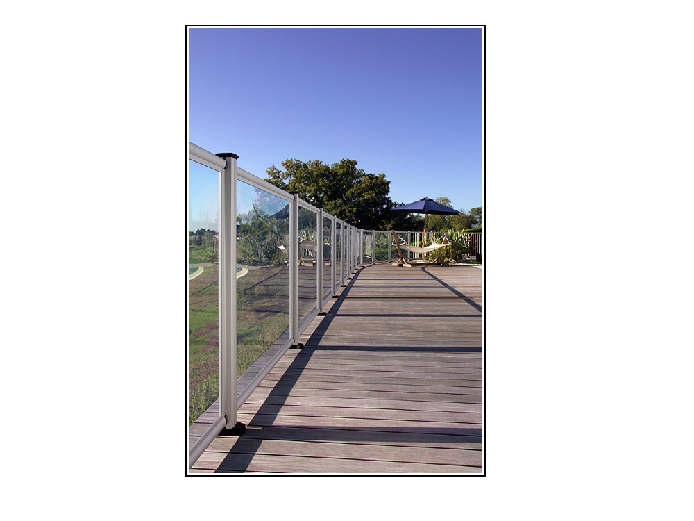 Barrera para piscina con panel transparente