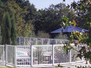 Barrera para piscina con paneles de barrotes