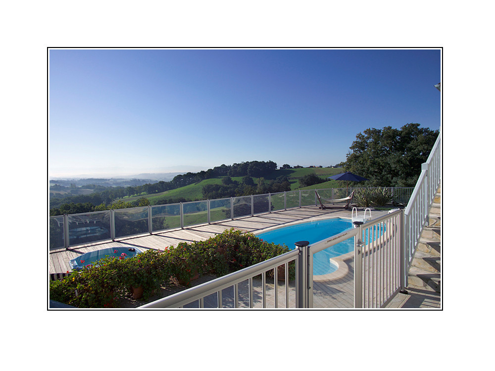 Barrera para piscina con paneles de barrotes