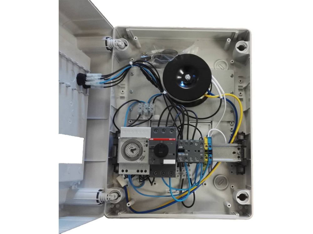 Caja eléctrica de filtración «Panorama»: 1 bomba, 2 proyectores de 600 VA, 1 bomba para sobrepresor, 15 x 28 x 39 cm.